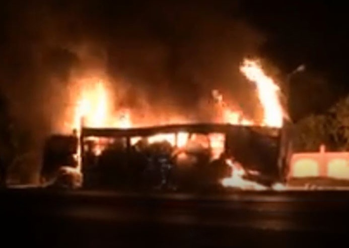 Oto dau keo cho xe lu, may cau boc chay tai tram CSGT hinh anh