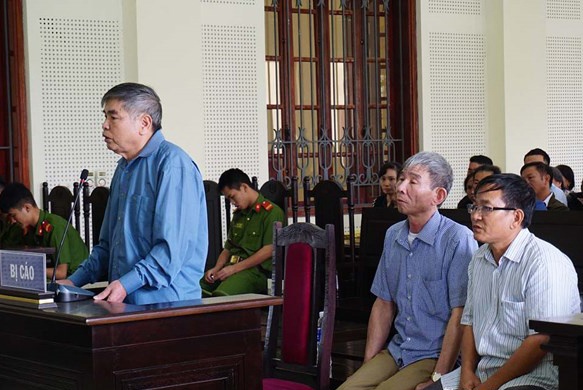 Ban dat trai tham quyen, bi thu cung chu tich xa linh an hinh anh