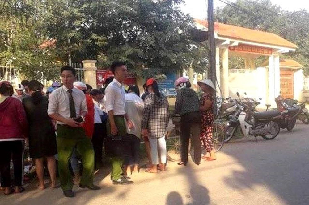 Thi the be trai so sinh nguyen day ron o cong truong Thanh Hoa hinh anh