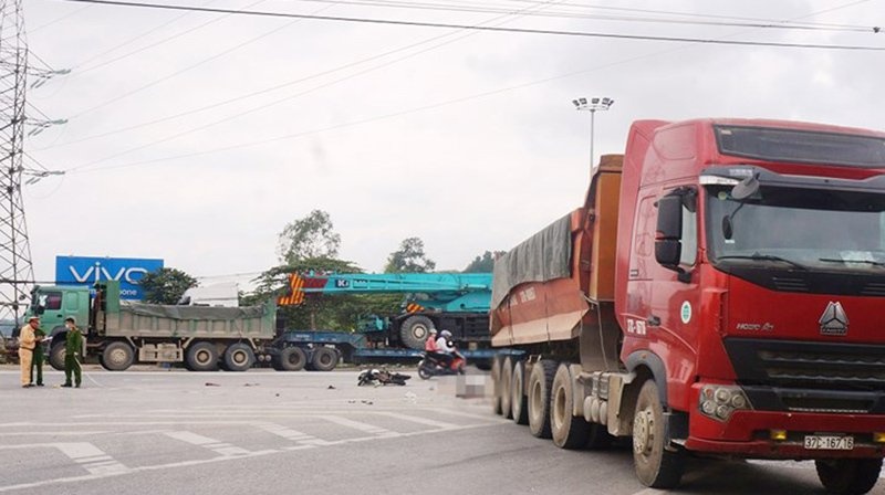 Xe tai cho da can chet nguoi dan ong vua vao vien tham vo hinh anh