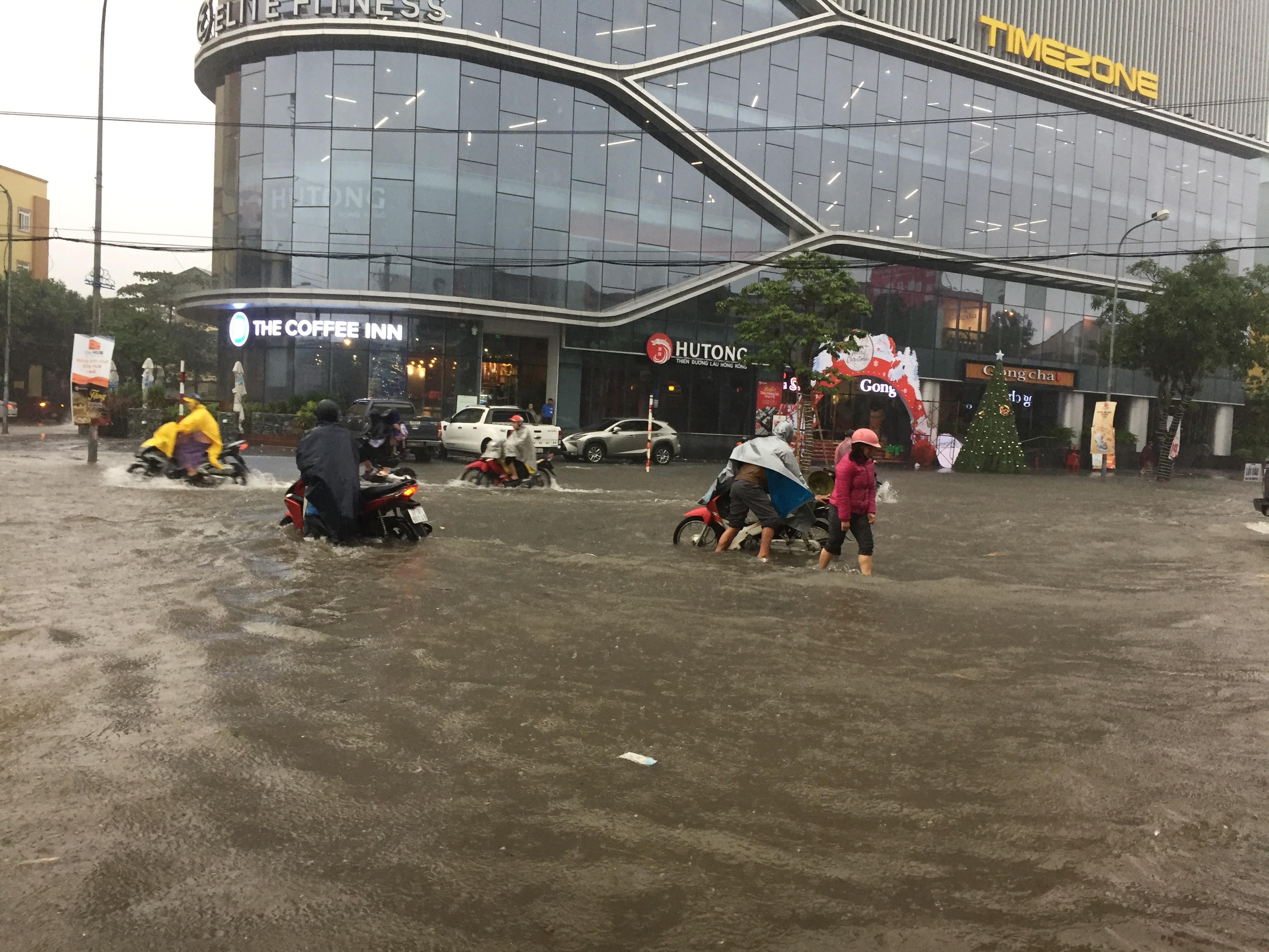 Mua xuyen dem, TP Vinh ngap chim trong bien nuoc hinh anh