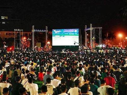 Lap man hinh LED co lon o quang truong Ho Chi Minh de co vu tuyen VN hinh anh