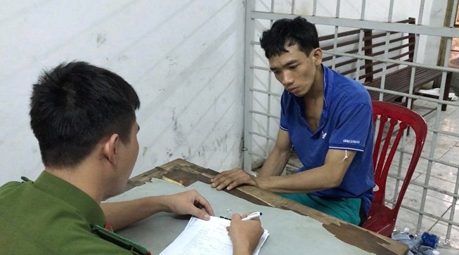 Canh sat giai cuu ke cuop giat bi ket duoi… cong hinh anh