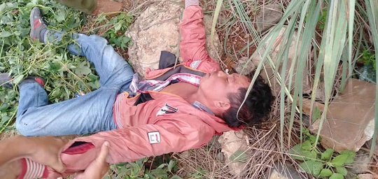 Nguoi nong dan quat nga ten cuop tao ton giua ban ngay hinh anh