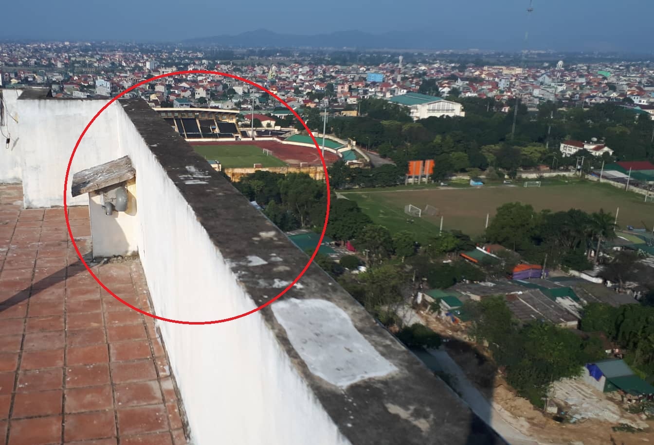 Nghi van co nguoi lam roi gach khien be trai 3 tuoi tu vong hinh anh