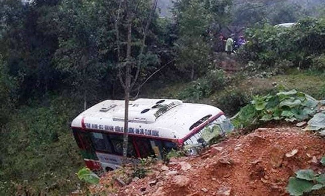 xe buýt đâm ôtô tải ảnh 1 xe buyt dam oto tai anh 1