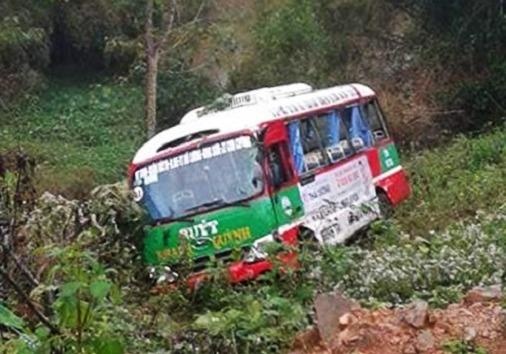 Xe buyt bi oto tai huc vang xuong ruong, 20 hanh khach hoang loan hinh anh