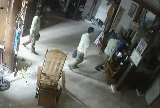 Tam dinh chi 4 can bo quan ly thi truong Nghe An bi to 'lam luat' hinh anh