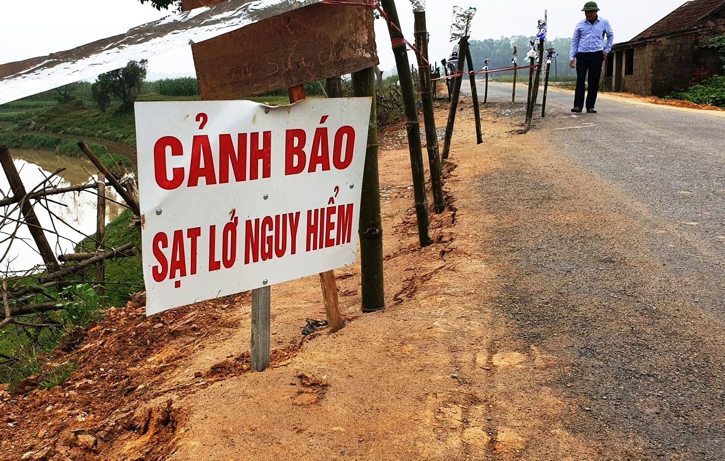 đường sạt lở chia cắt dân ảnh 1 duong sat lo chia cat dan anh 1