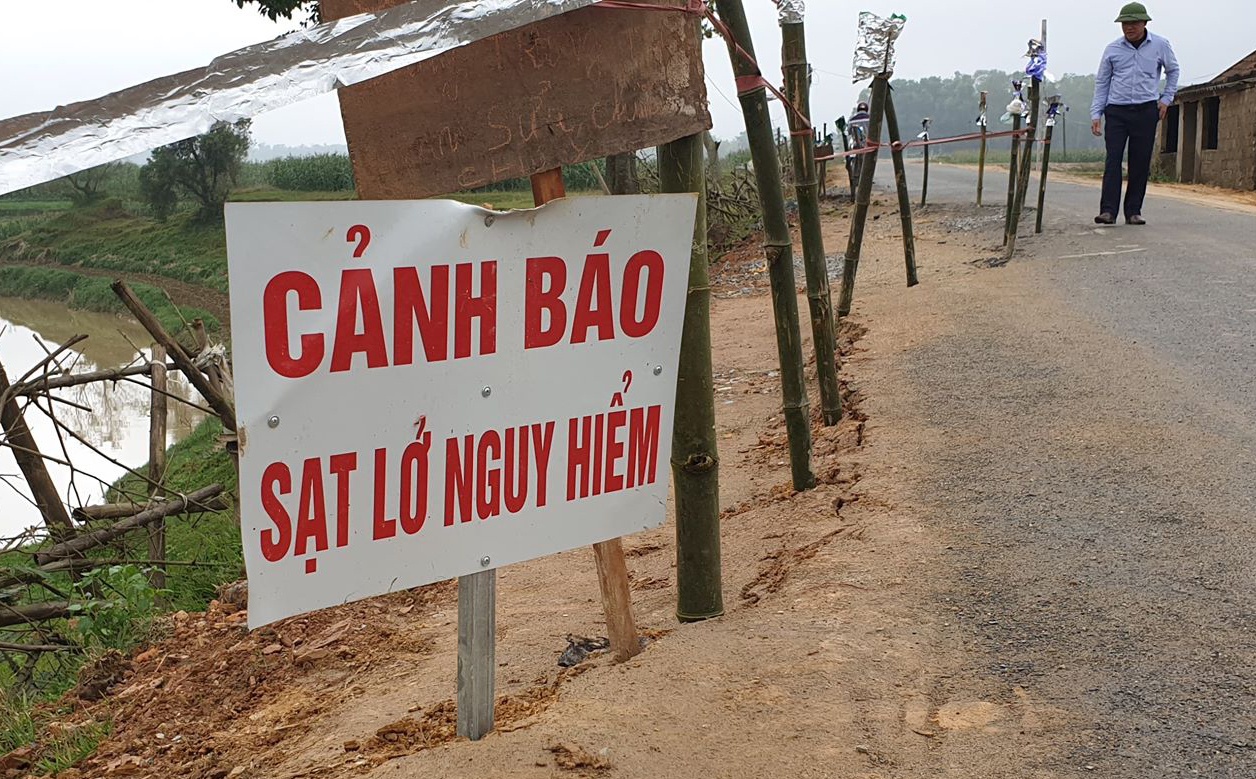 Duong vao xa sat lo, hon 10.000 ho dan co nguy co bi chia cat hinh anh