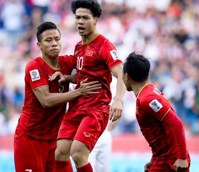 Nguoi nha cau thu cho doi chien thang truoc tran Viet Nam - Nhat Ban hinh anh