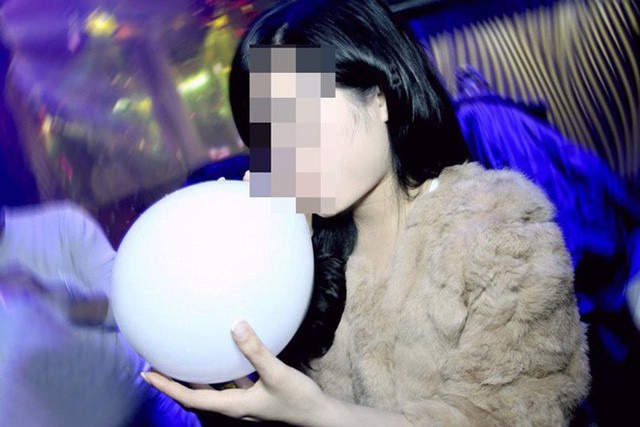 Gioi tre vo tu su dung bong cuoi trong quan bar hinh anh