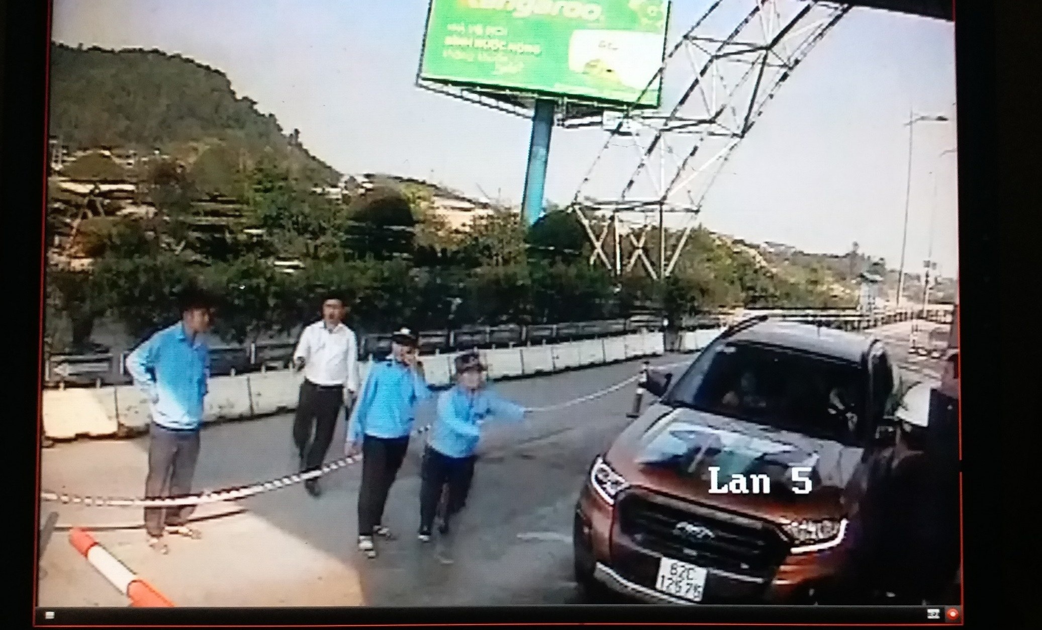 Canh sat vao cuoc xu ly nhom nguoi gay roi o tram thu phi ngay Tet hinh anh