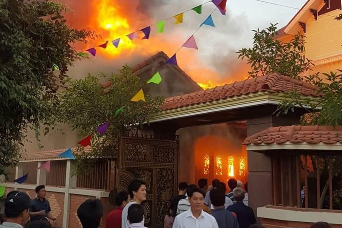 Ngoi nha go tien ty bi lua thieu rui ngay Tet hinh anh