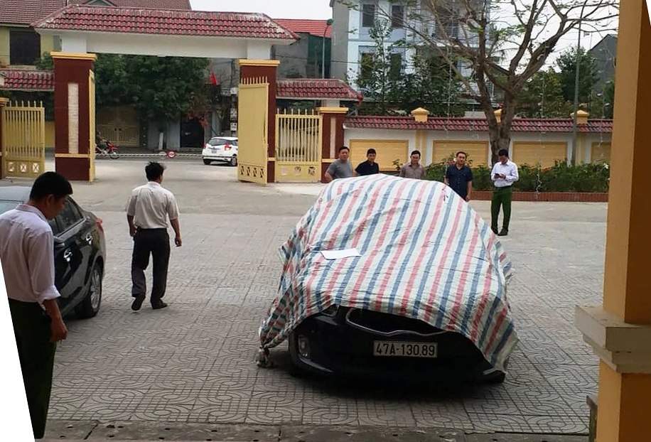 ôtô tông vào cọc tiêu phản quang tại trạm thu phí ảnh 1 oto tong vao coc tieu phan quang tai tram thu phi anh 1