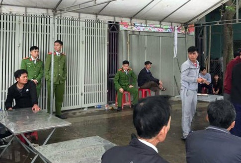 Pho phong ngan hang chem bo tu vong, me va em gai bi thuong hinh anh