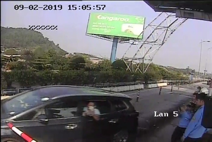 Tam giam 2 thang tai xe dam coc tieu, vuot tram thu phi cau Ben Thuy hinh anh