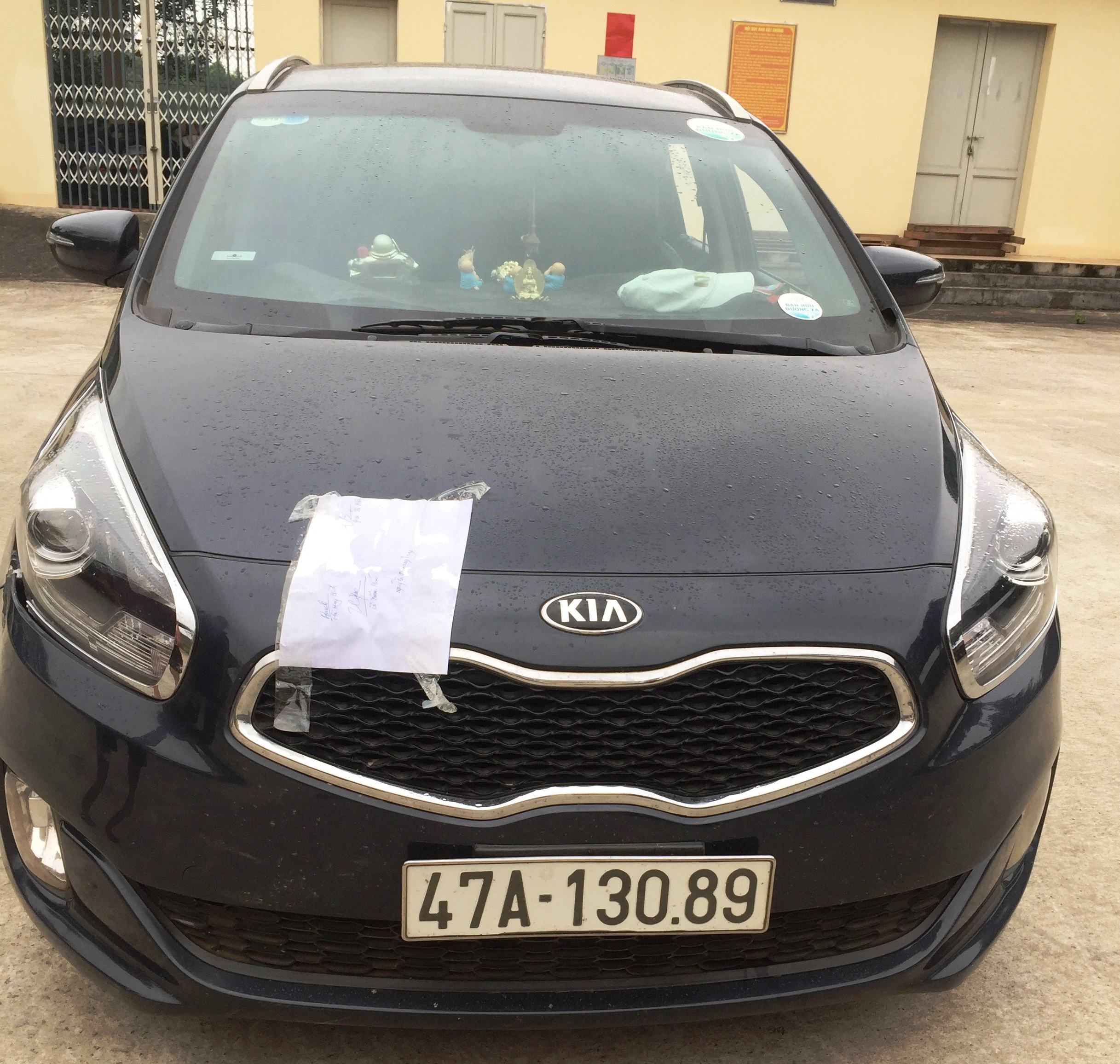 lái xe tông cọc tiêu trạm thu phí ảnh 2 lai xe tong coc tieu tram thu phi anh 2