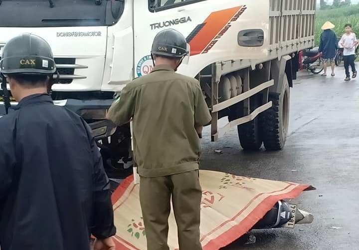 Cha thiet mang, con bi thuong khi xe may doi dau oto tai hinh anh