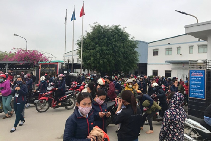 Hang nghin cong nhan phan doi cong ty tang luong nhung giam phu cap hinh anh