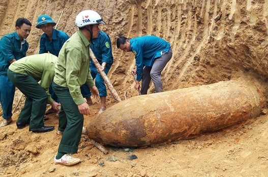 May muc dung trung qua bom 1,3 tan khi lam vuon hinh anh