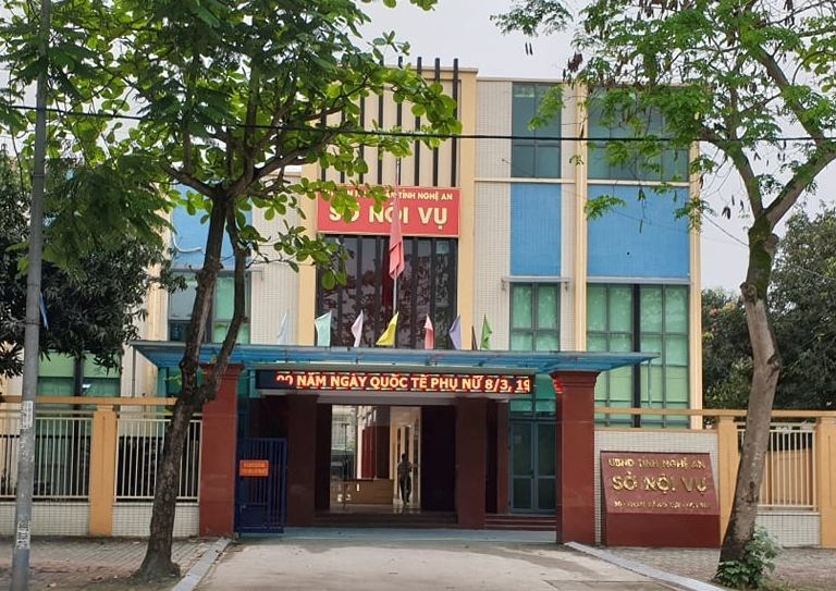 Sau khi co thong bao nghi huu, Giam doc So Noi vu ky nhan 5 can bo hinh anh