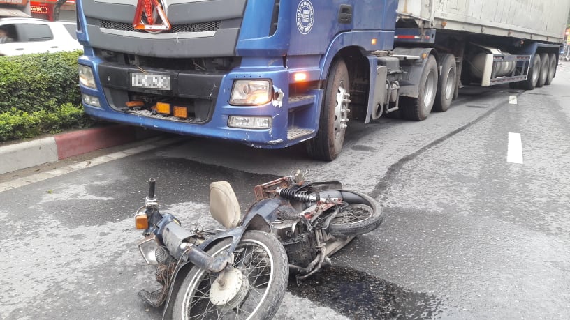 Xe container keo le nguoi dan ong gan 200 m hinh anh