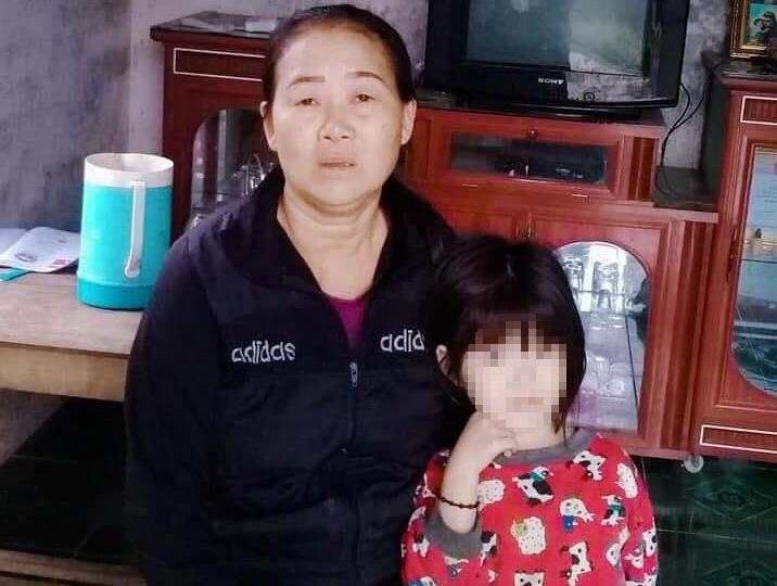 Cho be gai an com, nguoi phu nu bi danh vi nghi bat coc hinh anh