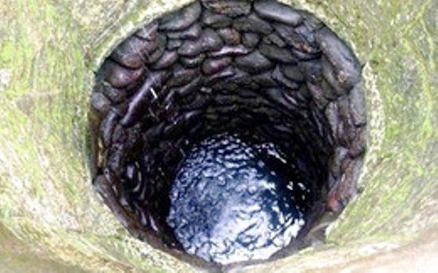 Roi xuong gieng canh nha, be gai 2 tuoi tu vong hinh anh