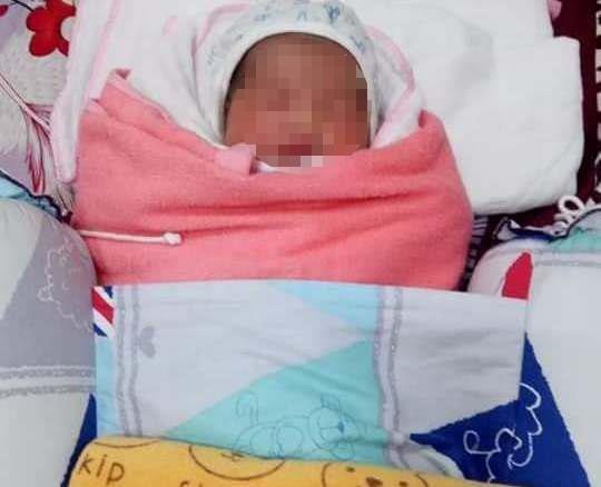 Be gai so sinh bi bo roi cung loi nhan nho cuu mang hinh anh