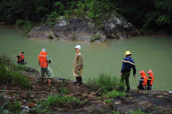 Nguoi me bat luc nhin con roi xuong ho nuoc tu vong khi da ngoai hinh anh