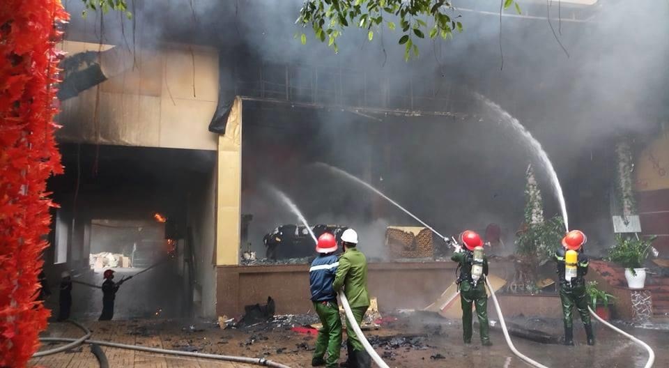 Chay lon o to hop khach san, bar tai TP Vinh hinh anh