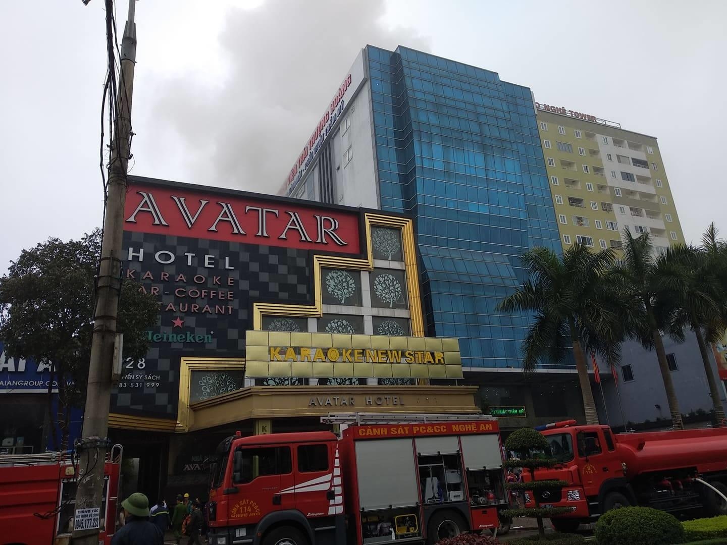 Chay lon o to hop bar, karaoke Avatar, 1 nguoi chet hinh anh