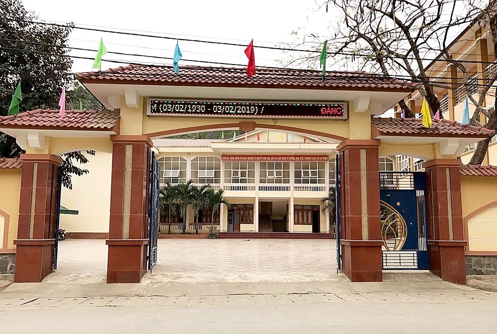 Pho chanh van phong huyen uy chua tot nghiep trung hoc hinh anh