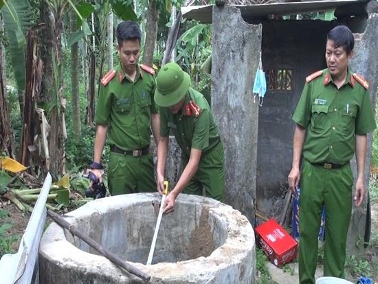 Nguoi chong gian vo nem con 1 tuan tuoi xuong gieng bi khoi to hinh anh