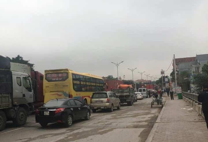 lật xe bồn chở xăng ảnh 2 lat xe bon cho xang anh 2