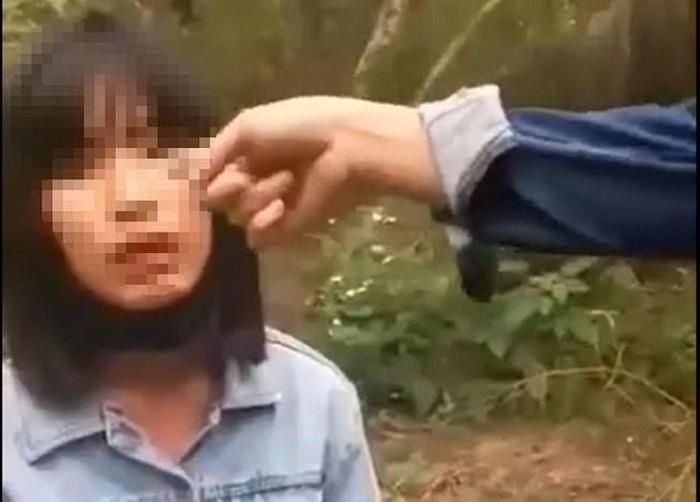 Nhom nu sinh bat ban quy xin loi, tat dan mat hinh anh