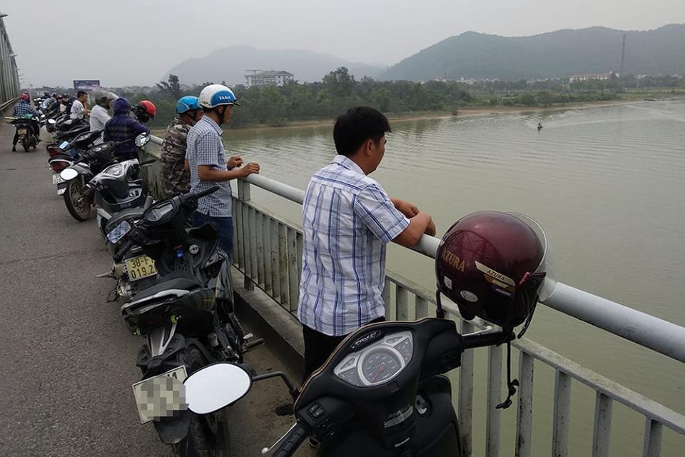Nu ke toan di 60 km den cau Ben Thuy tu tu hinh anh