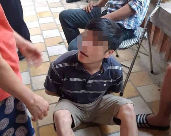 Nguoi dan hieu ki tap trung theo doi vu bat nghi ma tuy hinh anh