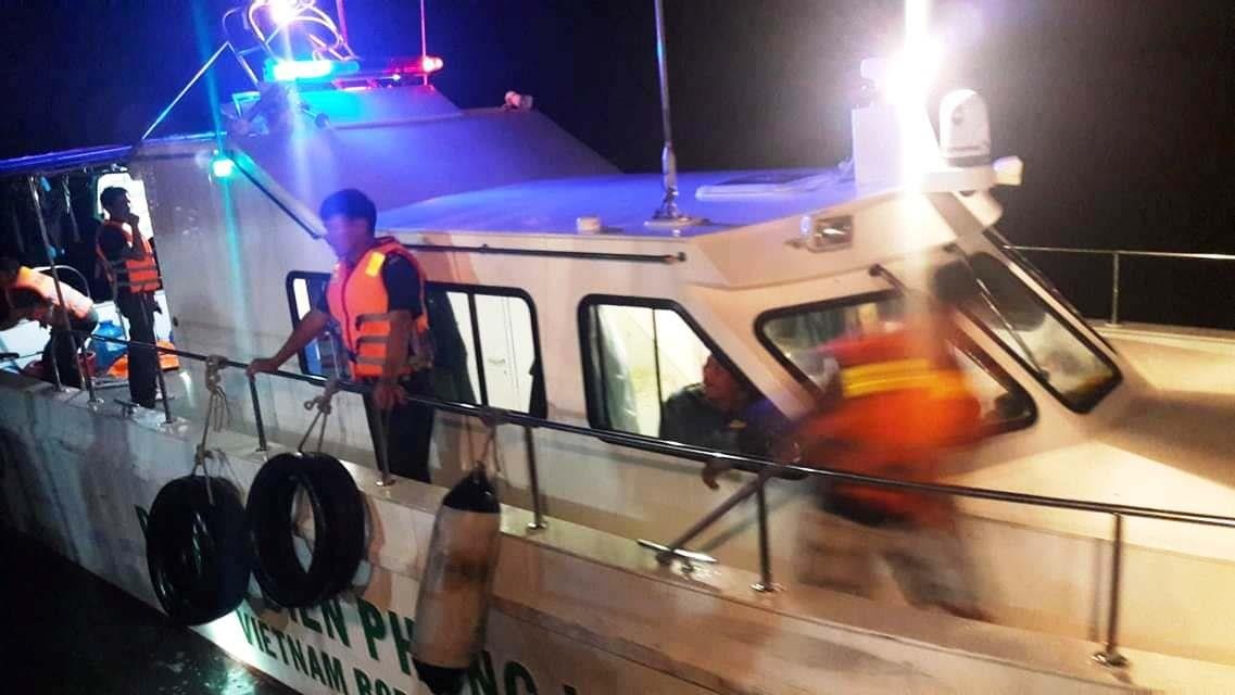 Lat xuong cao su tren bien, 7 nguoi duoc cuu song hinh anh