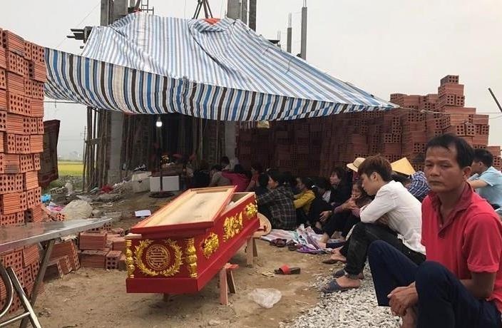 Sau xo xat vi no nan, gia dinh mang thi the den nha chu no bat den hinh anh