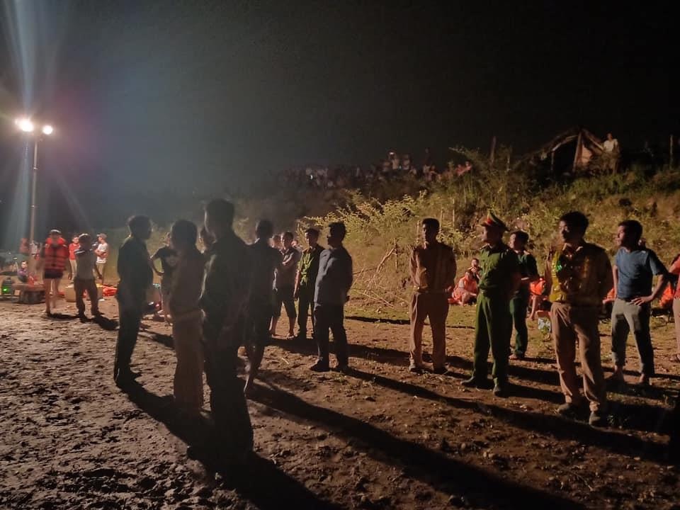 3 em nho duoi nuoc anh 1