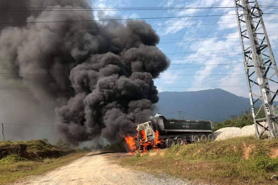 ôtô bốc cháy khi vướng dây điện ảnh 1 oto boc chay khi vuong day dien anh 1