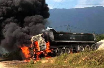 Xe dau keo chay rui sau khi vuong duong dien 35 kV hinh anh