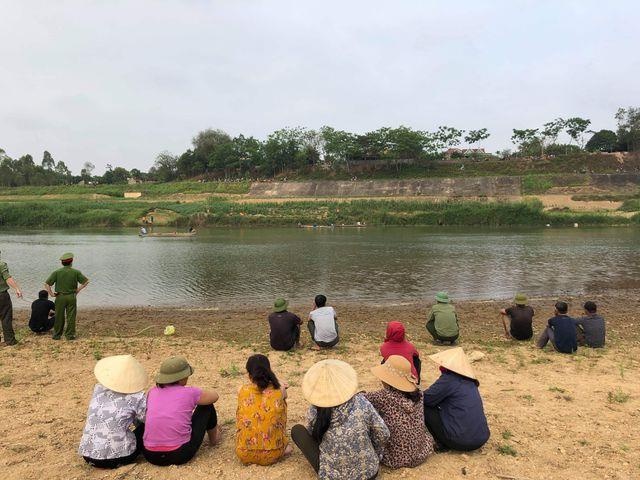 Tim thay thi the 3 hoc sinh duoi nuoc o Nghe An hinh anh