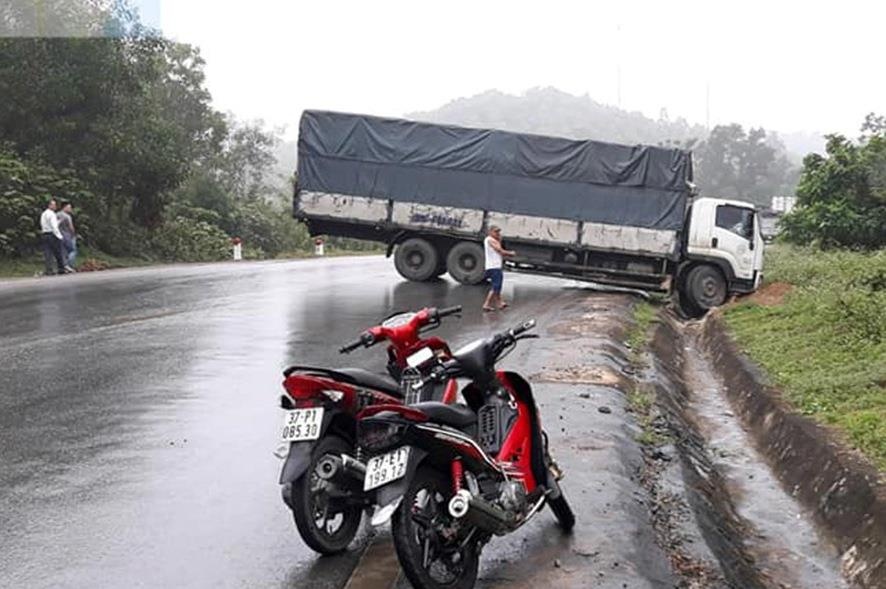 oto ban tai dam dau dau voi xe tai anh 2