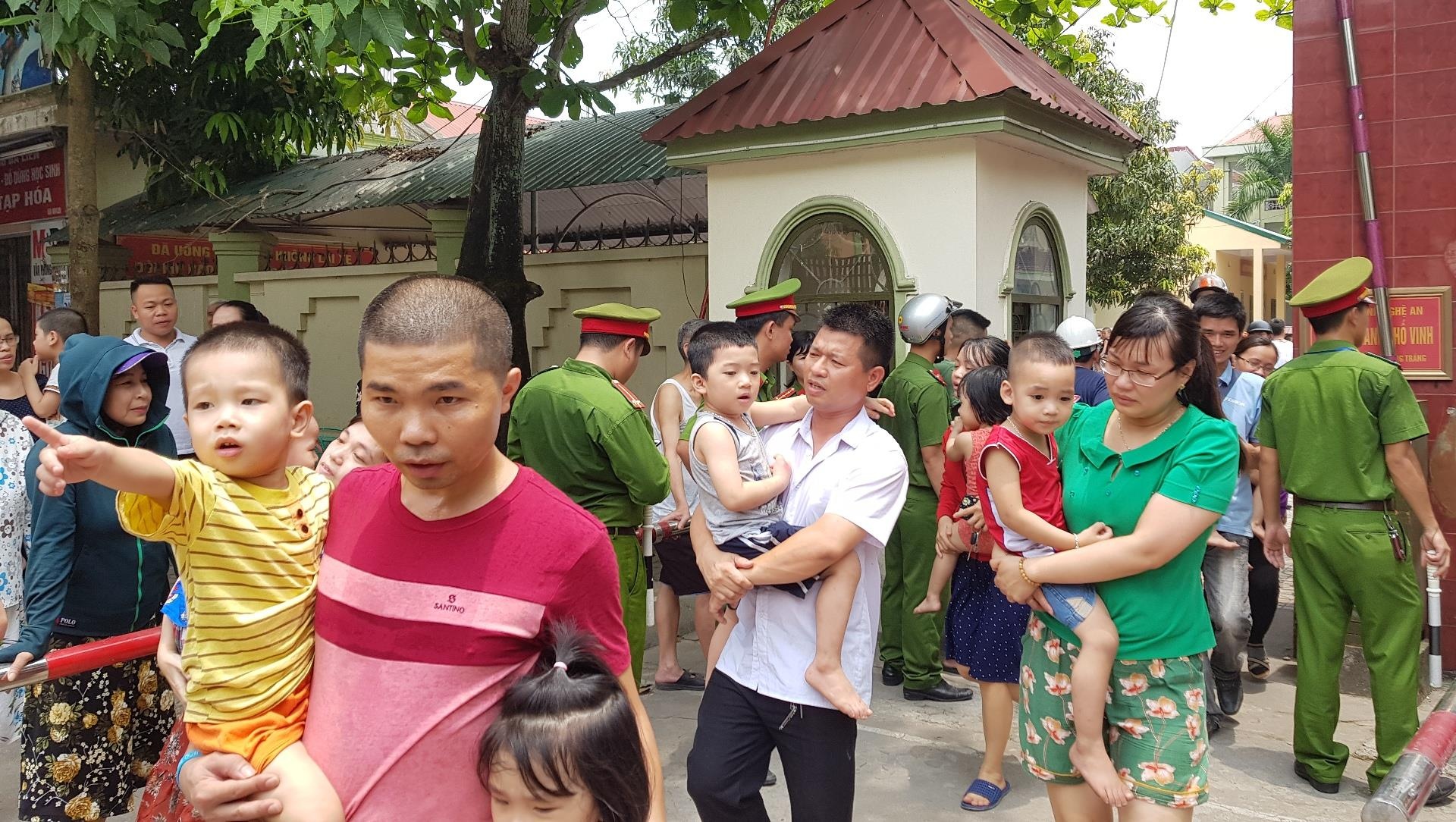 Chay truong mam non, hang tram chau be duoc so tan hinh anh