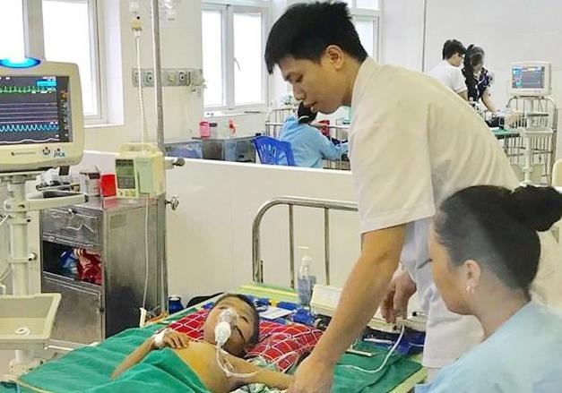 Uong thuoc la, be trai 5 tuoi bi suy da phu tang, nguy kich hinh anh