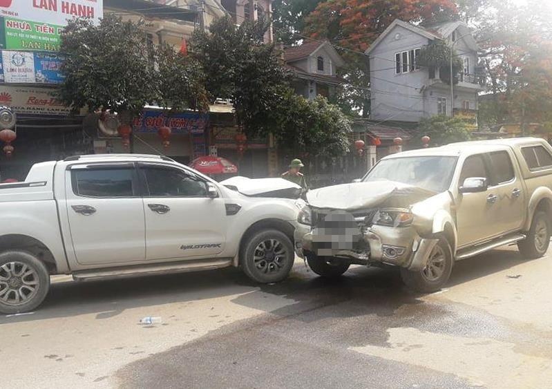 Chong dam vo, dot nha roi tong vao xe cua 'tinh dich' hinh anh