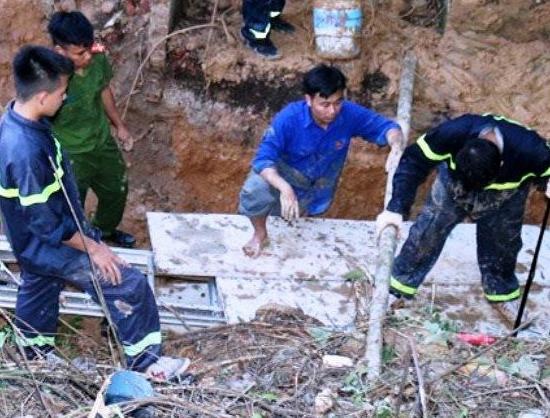 Gan 100 nguoi tim nan nhan bi vui lap duoi gieng hinh anh